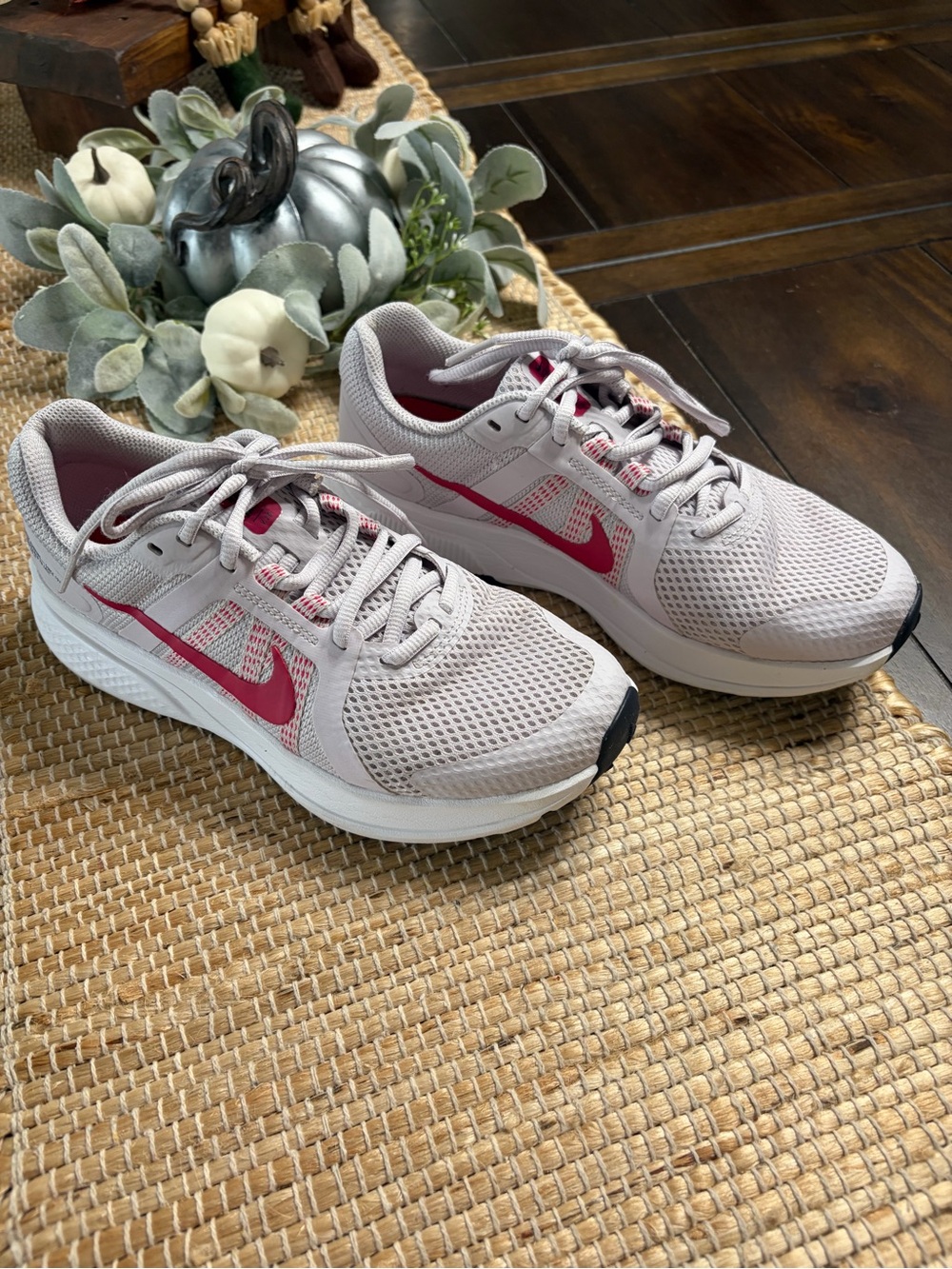 Nike Run Swift Womenโs Light Pink Mesh Running Shoes with Hot Pink Swoosh